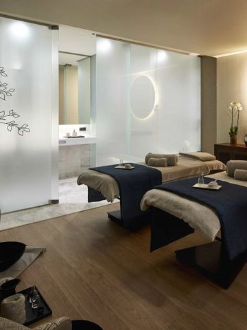 Moderne Spa-Behandlungsräume mit stilvoller Dekoration und sanfter Beleuchtung