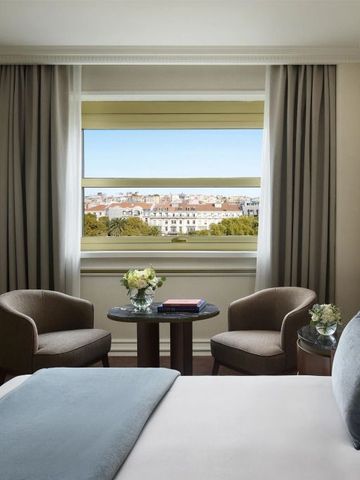 Gemütliches Hotelzimmer mit Blick auf die Stadt und eleganter Einrichtung