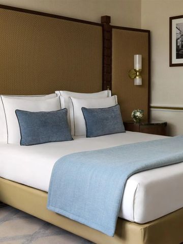 Elegantes Hotelzimmer mit Doppelbett und stilvoller Einrichtung