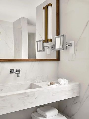 Modernes Badezimmer mit Marmorwaschtisch und eleganten Details