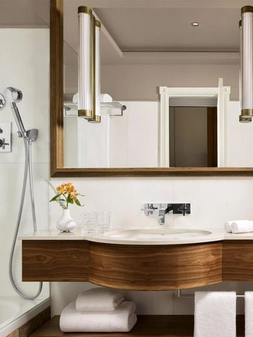 Luxuriöses Badezimmer mit Dusche und stilvollem Holzdekor