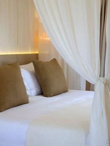 Elegante Schlafzimmerdekoration mit Baldachin und Erdtönen