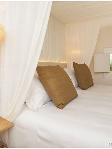 Helles Schlafzimmer mit eleganter Dekoration und weißen Vorhängen