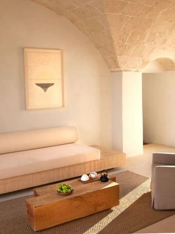 Modernes Wohnzimmer mit Gewölbedecke und minimalistischer Dekoration