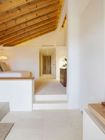 Helles Zimmer mit Holzbalkendecke und modernem Design im Hotel Torralbenc