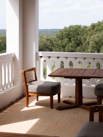 Gemütlicher Balkon mit Blick auf grüne Landschaft im Hotel Torralbenc