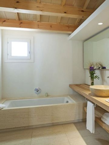 Modernes Badezimmer mit Holzdecke und eleganter Ausstattung im Hotel Torralbenc