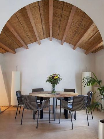 Rundtisch in einem Raum mit gewölbter Decke und Blumenstrauß