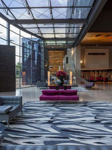 Elegante Hotel-Lobby mit modernen Möbeln und Glaswänden