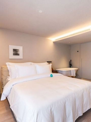 Gemütliches Hotelzimmer mit großem Bett und moderner Dekoration