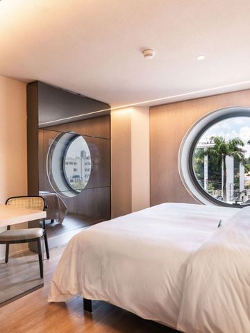 Modernes Hotelzimmer mit rundem Panoramafenster