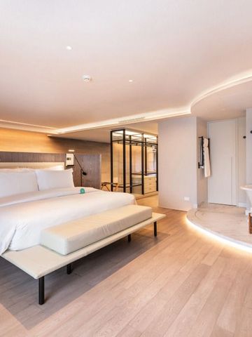 Geräumiges Zimmer mit modernem Design und großem Bett