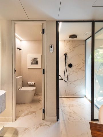 Modernes Badezimmer mit Marmorakzenten und Dusche