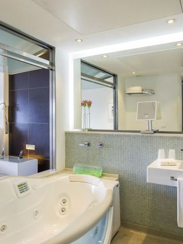 Modernes Badezimmer mit Blick auf ein komfortables Schlafzimmer