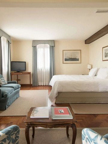 Geräumiges Hotelzimmer mit King-Size-Bett und eleganter Sitzecke