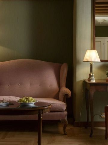 Gemütliche Leseecke mit Polstersofa und Holztisch