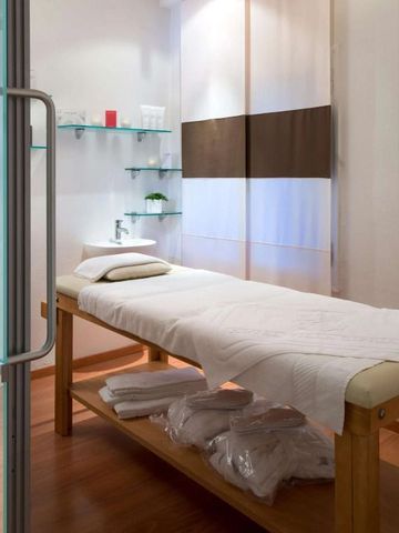 Wellnessraum mit Massagebett im Hotel Villa Cipriani