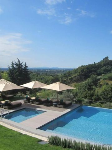Infinity Pool mit atemberaubendem Blick auf grüne Hügel und den Horizont