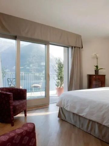 Hotelzimmer mit Seeblick im Hotel Villa Flori und moderner Einrichtung