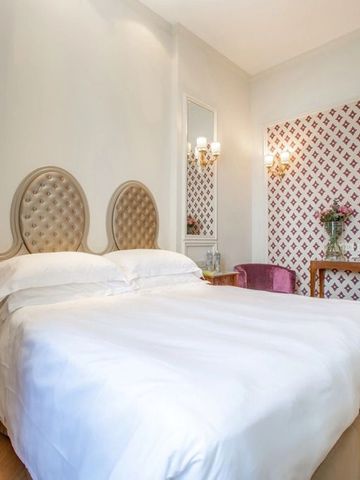 Elegantes Doppelbettzimmer im Hotel Villa Flori mit klassischen Möbeln und Dekor