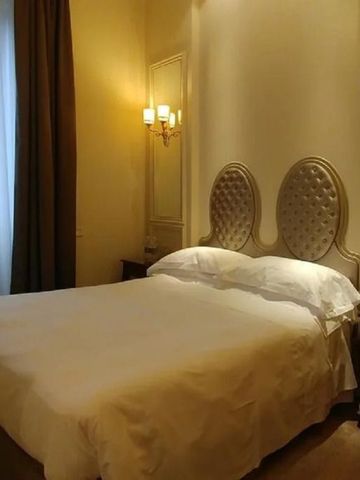 Komfortables Doppelbett mit weicher Beleuchtung und hochwertiger Bettwäsche