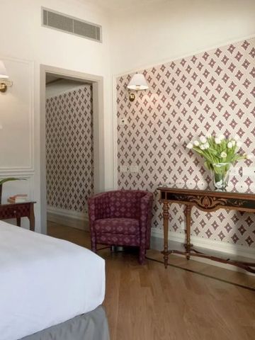 Geschmackvoll gestalteter Bereich mit floralem Tapetenmuster und Blumendekor