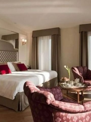 Elegantes Hotelzimmer mit großen Fenstern und stilvoller Dekoration