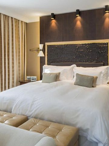 Modernes Doppelzimmer mit stilvoller Dekoration