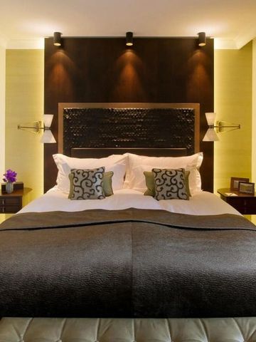 Stilvolles Hotelzimmer mit gemütlicher Atmosphäre