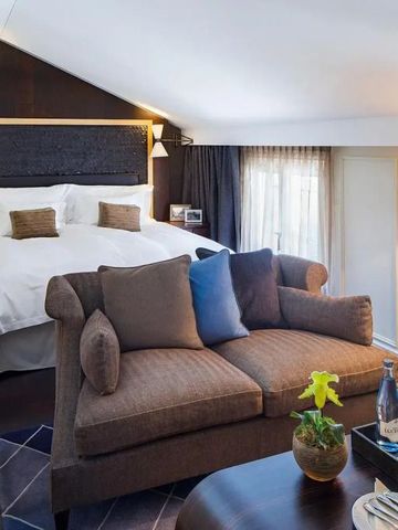 Luxuriöses Hotelzimmer mit eleganter Einrichtung und gemütlicher Sitzecke