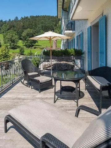 Großzügige Terrasse mit Sitzmöbeln und Blick auf die grüne Landschaft