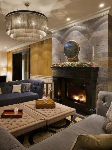 Luxuriöser Lounge-Bereich mit Kamin und Sofas