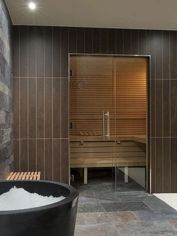 Moderner Saunaraum mit Holzwänden