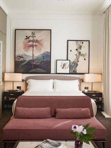 Geräumiges Zimmer mit luxuriösem Doppelbett und stilvoller Dekoration