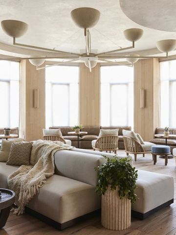 Elegante Lounge mit hellen Sitzmöbeln und stilvollen Dekorationen.