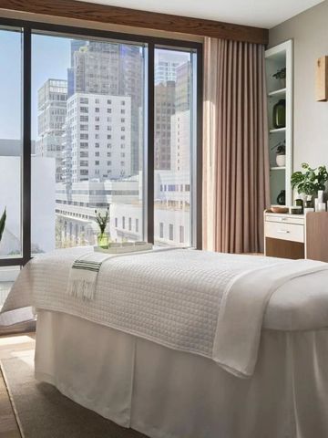 Lichtdurchfluteter Spa-Behandlungsraum mit Stadtblick.