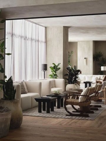 Elegante Lounge mit modernen Möbeln und üppigen Pflanzen