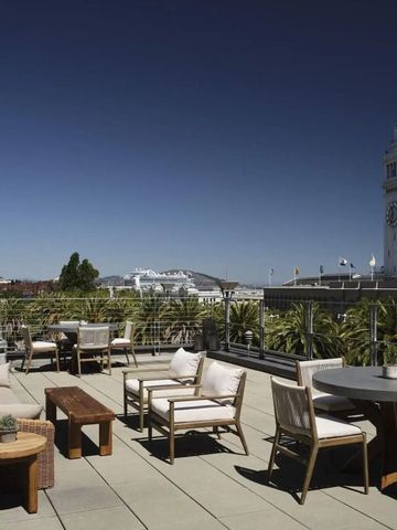 Rooftop-Terrasse des Hotels mit Blick auf das Ferry-Gebäude