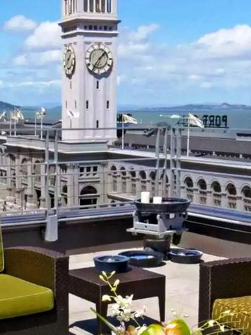 Terrasse mit Sitzgelegenheiten und Blick auf das Ferry-Gebäude