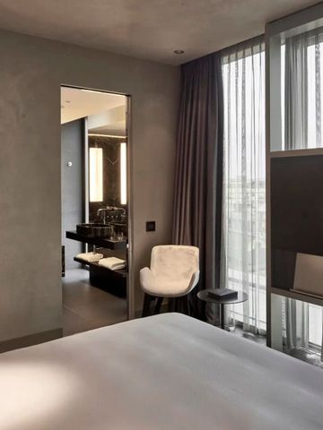 Modernes Hotelzimmer mit Durchblick ins Bad.