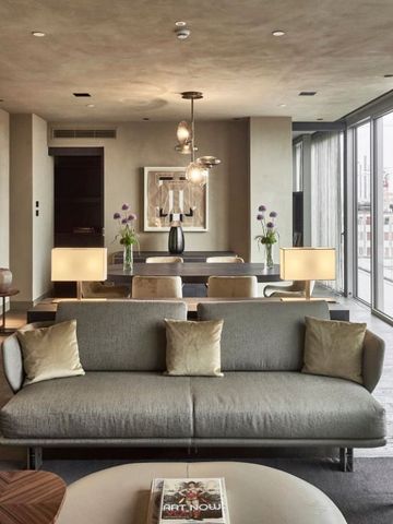 Luxuriöse Hotel-Lounge mit Sofas und großem Fenster