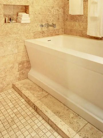 Luxuriöse Badewanne in einem elegant gefliesten Badezimmer