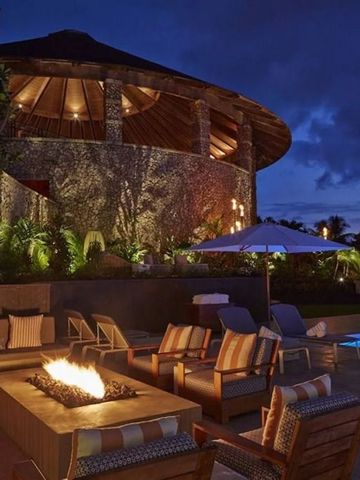 Abendliche Terrasse mit Feuerstelle und Lounge