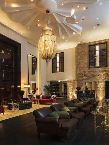 Luxuriöse Lobby mit stilvoller Einrichtung und großer Deckenleuchte