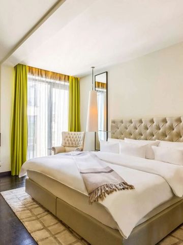 Helles und elegantes Hotelzimmer mit großem Bett und moderner Einrichtung