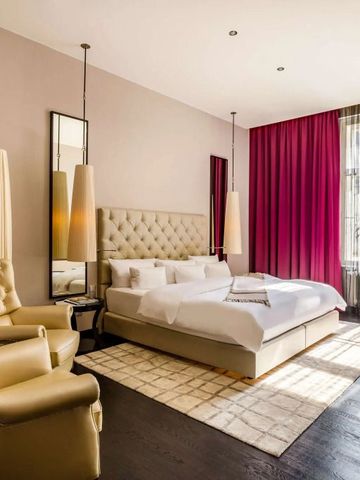 Modernes Hotelzimmer mit stilvollen Akzenten und großen Fenstern