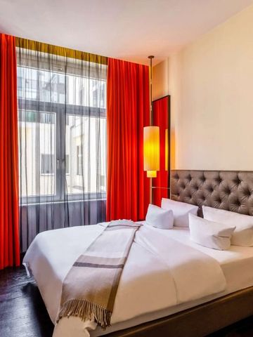 Geschmackvoll eingerichtetes Zimmer mit warmen Farbakzenten