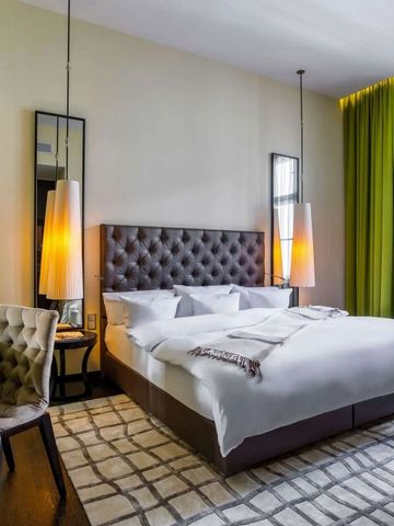 Elegantes Hotelzimmer mit großem Bett und modernen Lichtelementen