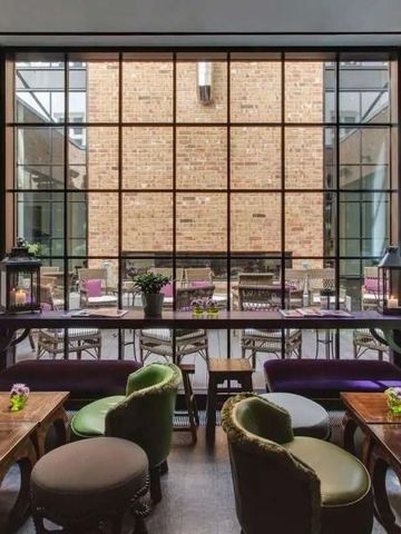 Gemütlicher Lounge-Bereich mit Blick auf Innenhof.