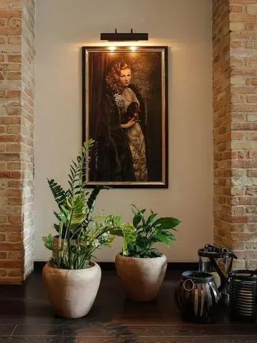 Stilvolle Ecke mit Pflanzen und Kunstwerk in der Hotellobby